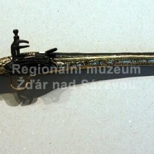Jezdecká pistole s křesadlovým zámkem (konec 17. stol.).