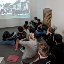 Promítání dobových fotografií v edukační místnosti Moučkova domu. Foto: Martina Schutová