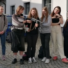 Zbraně zaujaly i děvčata. Foto: Kamila Dvořáková